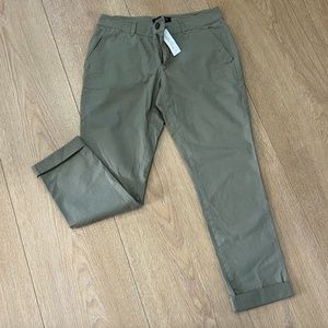 *NWT* Banana Republic Girlfriend Fit Chino Pants, Light Olive, Women's Size 2